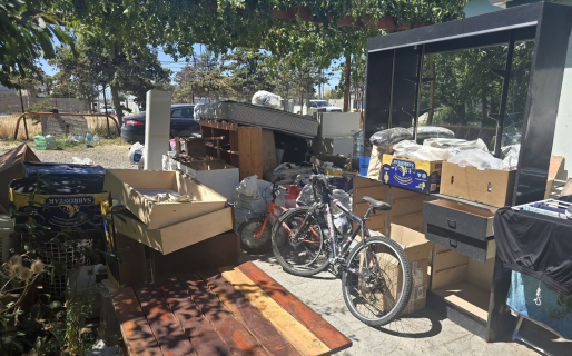 Vende sus pertenencias para poder pagar un alquiler luego de quedar en la calle por el derrumbe