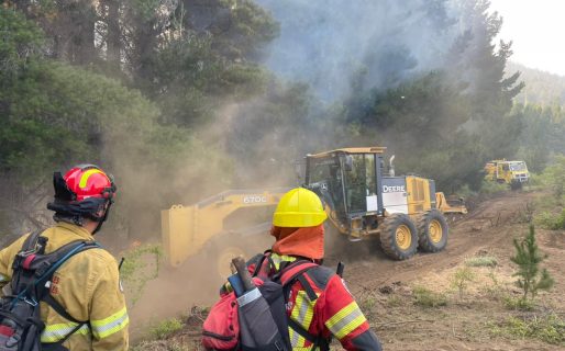 Continúa el combate contra el fuego en Puerto Patriada con maquinaria pesada y medios aéreos