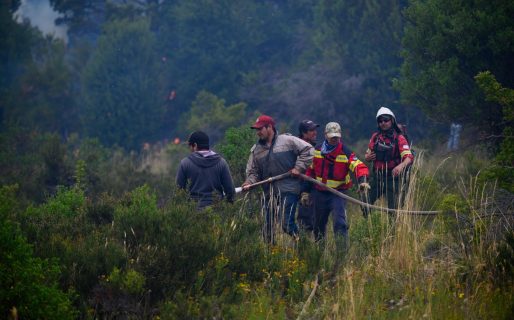 Mantienen un amplio despliegue con cientos de brigadistas y recursos operativos para controlar los incendios en la Cordillera