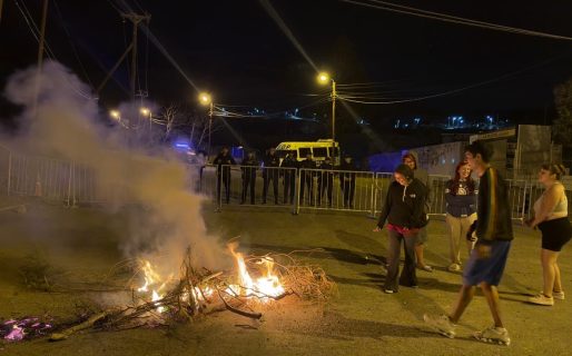 Tensión en Sismográfica: vecinos queman neumáticos y reclaman poder subir a sus viviendas