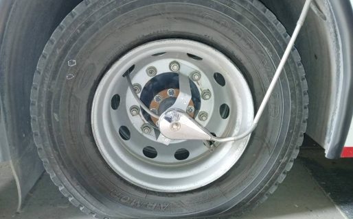 Dañaron los neumáticos de una unidad de Expreso Rada Tilly en el marco de la medida de fuerza