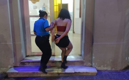 Le robó a una mujer dentro de un boliche, la agredió y se dio a la fuga: terminó detenida