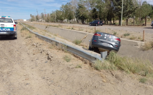 Perdió el control del auto y terminó en el canal evacuador: iba con su bebé y fueron trasladados al hospital