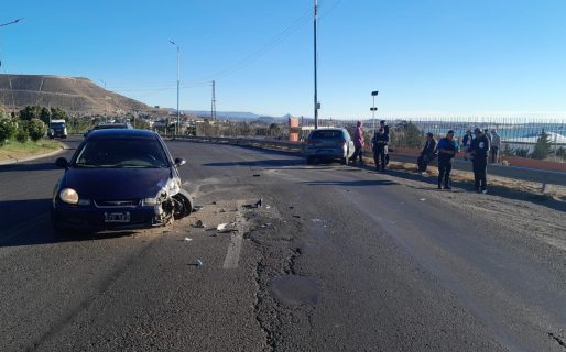 Dos automóviles protagonizaron un choque frente al Chalet Huergo