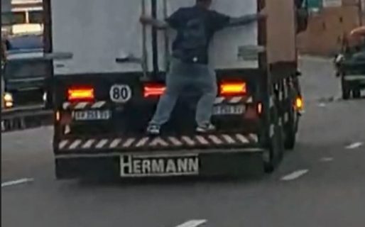 El momento en que un joven viajó colgado de un camión en plena Autopista 25 de Mayo