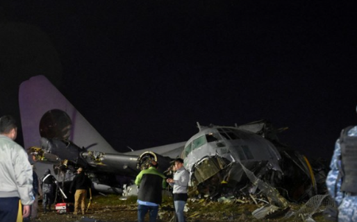 Se estrelló un avión que transportaba billetes en Bolivia: intentaron saquearlo, hay 20 muertos