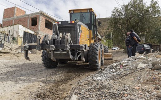 Avanzan las tareas de mantenimiento vial y consolidación de calles en el barrio La Floresta