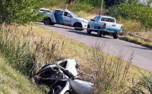 Dos jóvenes huyeron de la policía, cayeron a un zanjón y uno murió