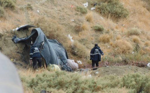 Para resguardarse de la lluvia, policías que custodian el Sismográfica improvisaron una «carpa»