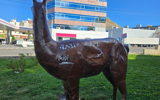 Turismo pide a los vecinos ser «guardianes» tras el vandalismo a la escultura de la fauna local