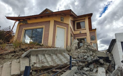Vecinos de calle Mazaredo exigen definiciones tras el deslizamiento: “Somos ocho familias y nadie nos escucha”