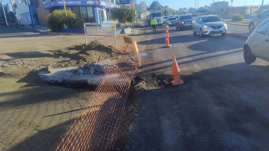 Un hundimiento obliga a restringir el tránsito en Avenida Yrigoyen | El ...