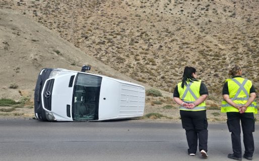 Un conductor resultó herido tras volcar con su utilitario en el Camino Centenario