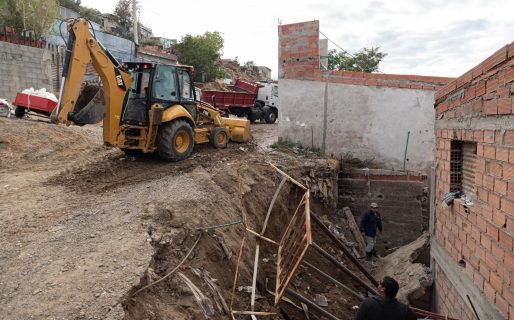 <strong>Las lluvias provocaron el colapso de un paredón en La Floresta y terminó contra una vivienda</strong>