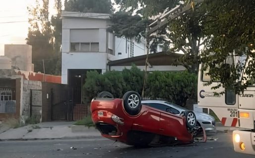 Violento choque en Mosconi: un conductor circulaba a contramano y terminó volcando