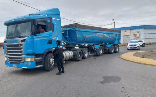 Choque en la rotonda de Km 8: un auto no respetó el paso y colisionó contra un camión