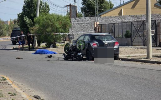 Un motociclista murió tras perder el control e impactar contra un auto estacionado