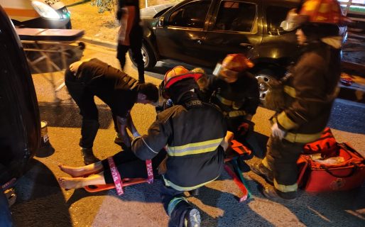 Una mujer fue hospitalizada tras chocar y volcar su auto