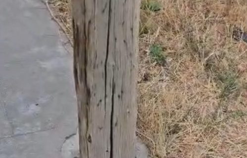 Preocupación en Km5 por un poste a punto de caerse en el cementerio