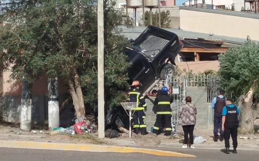 Impactante accidente: una camioneta quedó colgada en un portón y hay personas atrapadas