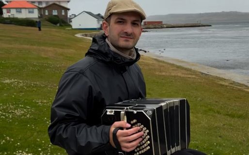 Conmovedor: Un músico argentino tocó el himno con su acordeón en las Islas Malvinas