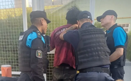 Tensión en los carnavales: un borracho se negó a tirar sus bebidas y quiso pelear con la policía