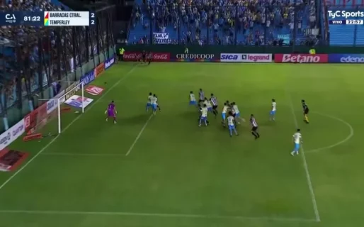 Dos cabezazos de Bruera en el área es gol: Asistencia a si mismo y nariz ensangrentada