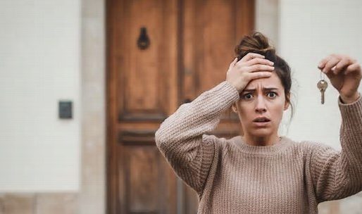 Qué dice la psicología de las personas que revisan 2 veces si cerraron la puerta