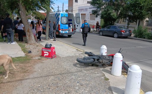 Violento choque entre un auto y una moto en Alsina y Dorrego: un hombre fue hospitalizado