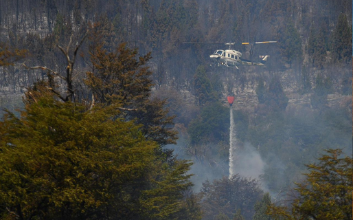 Despliegue aéreo y terrestre para controlar los focos activos en el sector de Villa Lago Rivadavia