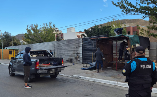 Por falta de habilitación, ordenan el retiro de puestos frente a la terminal
