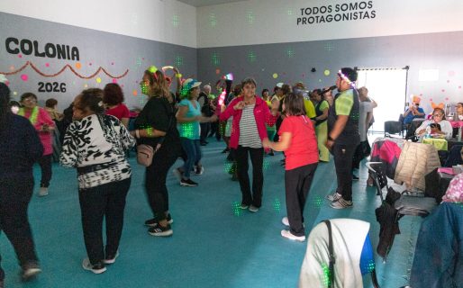 El primer grupo de adultos mayores cerró las Colonias de Verano con una fiesta flúor