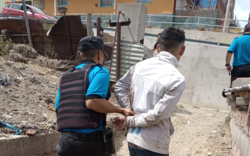 Dos jóvenes de 22 y 24 años se robaban la mochila de un inodoro cuando fueron atrapados por la Policía