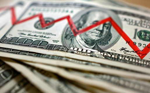 Por qué la caída global del dólar benefició a las reservas y propició una baja del riesgo país
