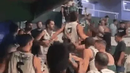 Bochorno en la Liga Nacional: Un jugador de Independiente de Oliva le lanzó un botellazo al público de Ferro