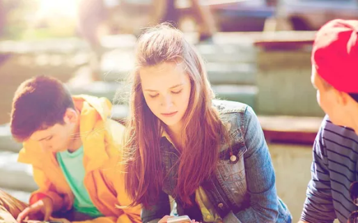Prohibir no alcanza: el debate detrás de la restricción de redes sociales a menores de edad