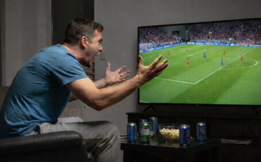 Un hincha insultó al VAR en pleno partido, su esposa creyó que era para ella y lo apuñaló