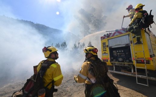 Con el apoyo de numerosos medios aéreos, brigadistas de Chubut y de otros puntos del país combaten los incendios forestales en la Cordillera