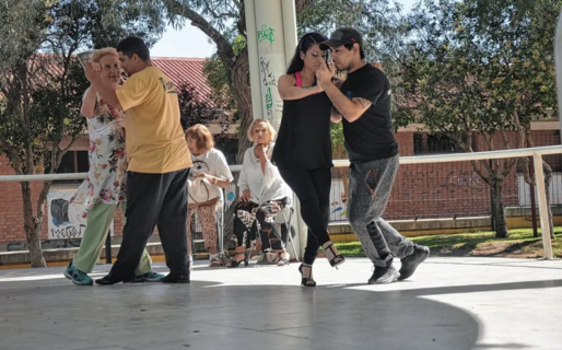 Invitan a participar de un domingo de milonga en la Plaza Carlos Gardel