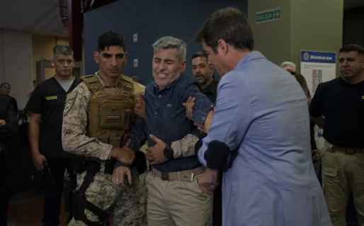 El ministro de Seguridad de Córdoba probó una descarga del guante eléctrico de la Policía y quedó de rodillas