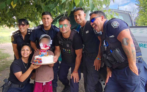 Policías le festejaron el cumpleaños a un nene que pedía plata para comprar comida en el semáforo