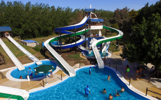 Santa Teresita y sus parques acuáticos: el verano con toboganes frente al mar