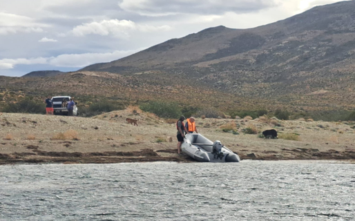 Bomberos de Sarmiento rescataron a dos personas en el Lago Musters