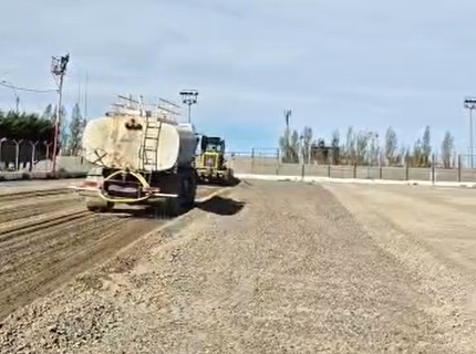 Huracán reanuda tareas para colocar una nueva carpeta de césped sintético