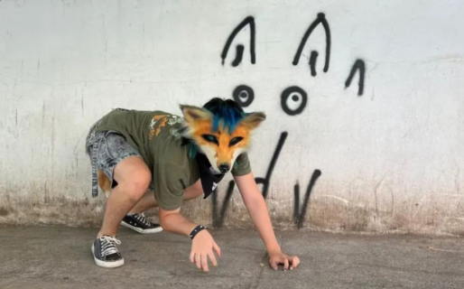 Una madre denunció que un joven «therian» mordió a su hija en la calle