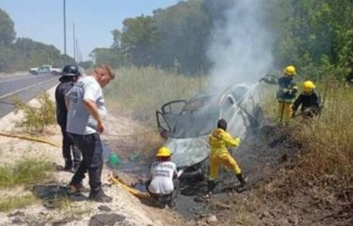 «Mirá lo que es esta curva amigo»: se filmaron manejando a alta velocidad, volcaron y el auto se incendió