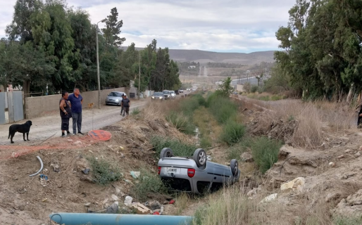 Una joven volcó y terminó adentro de un canal
