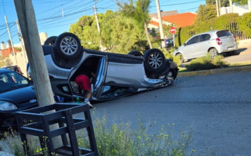 Vuelco vehicular en Rada Tilly