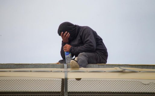 Desesperación total: qué se sabe del hombre que permanece sobre el puente de zona norte