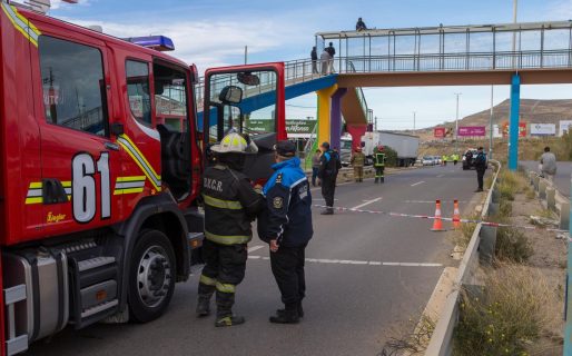 Luego de más de tres horas de tensión, lograron persuadir al hombre para que bajara del puente